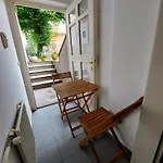 Nastanitev v družini R24, Rose House