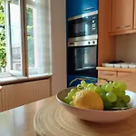 Nastanitev v družini R24, Rose House *