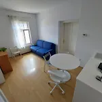 Nastanitev v družini R24, Rose House