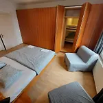 Nastanitev v družini R24, Rose House *