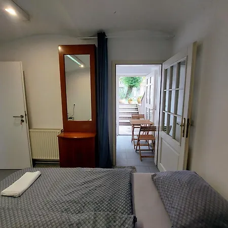 Ostanak kod kuće R24, Rose House